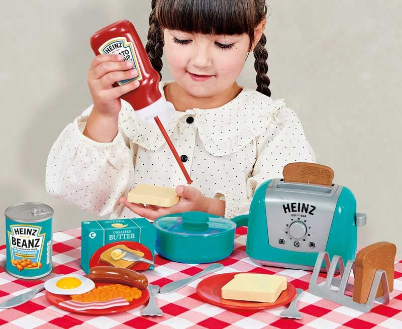 Casdon Heinz All-Day Breakfast Cook Set with pretend food and toy toaster – additional view